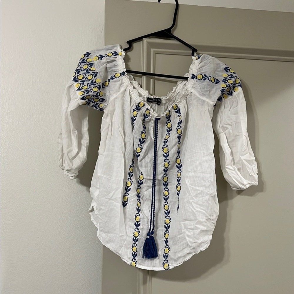 Abercrombie & Fitch White and Blue Puff Sleeve Blouse